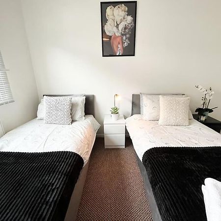 3 Bedroom House With Free Parking Chatham  Exterior foto