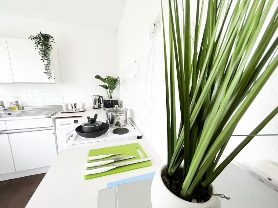 3 Bedroom House With Free Parking Chatham  Exterior foto