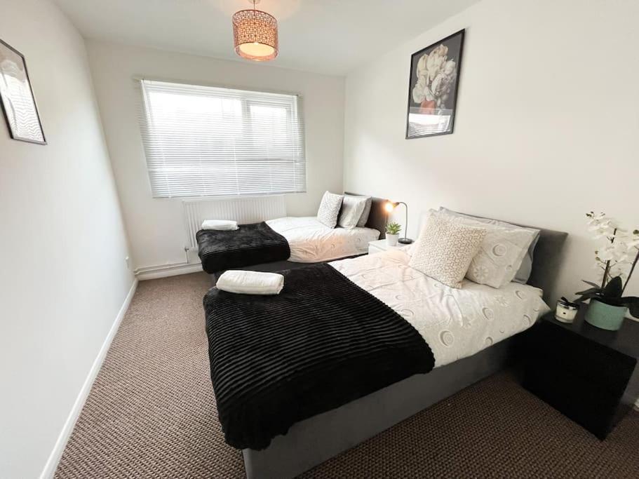 3 Bedroom House With Free Parking Chatham  Exterior foto
