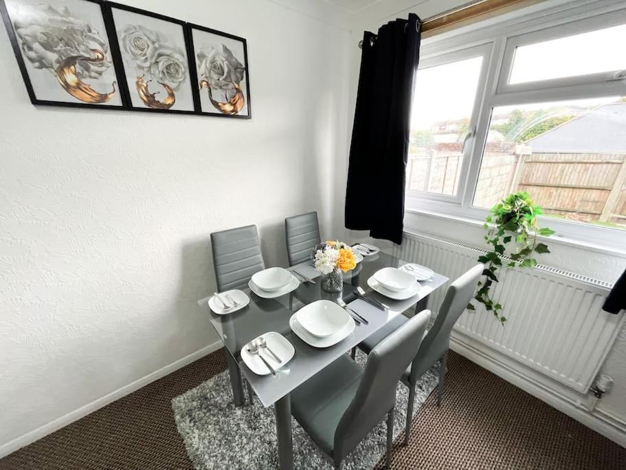 3 Bedroom House With Free Parking Chatham  Exterior foto