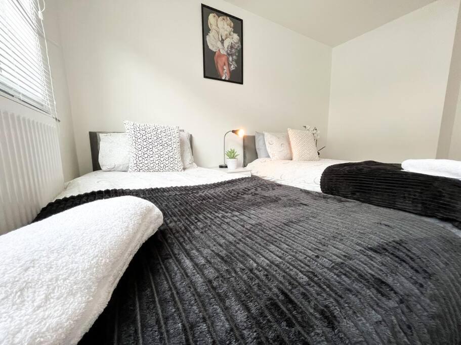 3 Bedroom House With Free Parking Chatham  Exterior foto