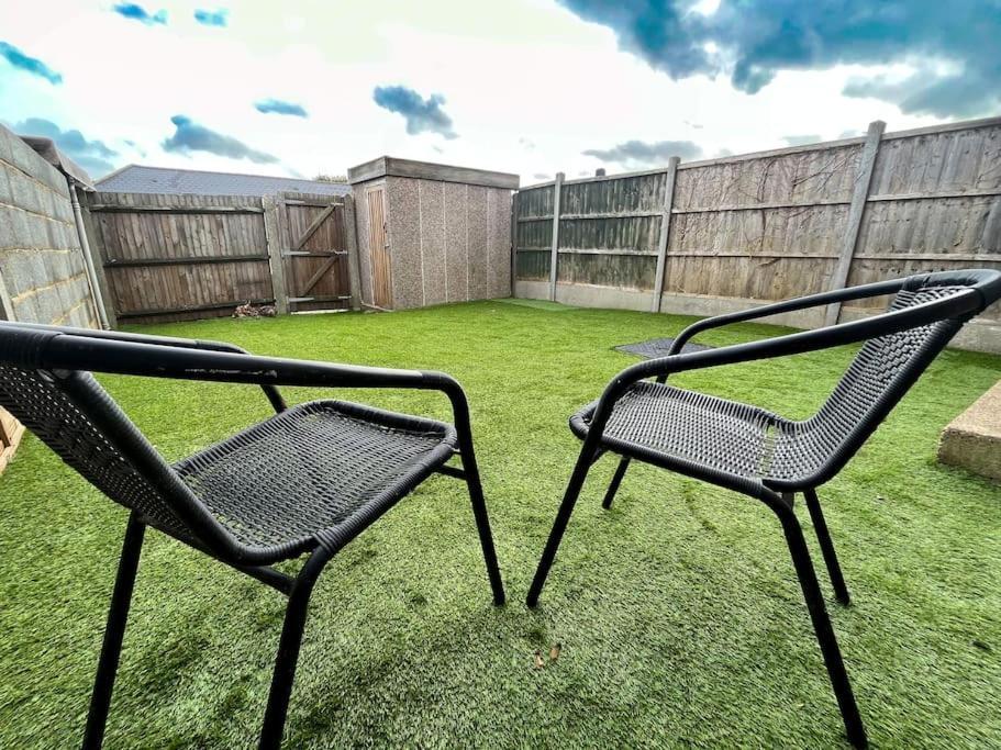 3 Bedroom House With Free Parking Chatham  Exterior foto