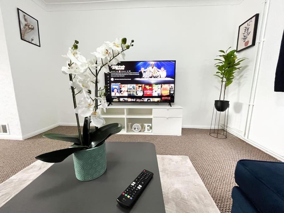 3 Bedroom House With Free Parking Chatham  Exterior foto
